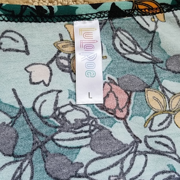 LuLaRoe Classic T - Picture 3 of 3